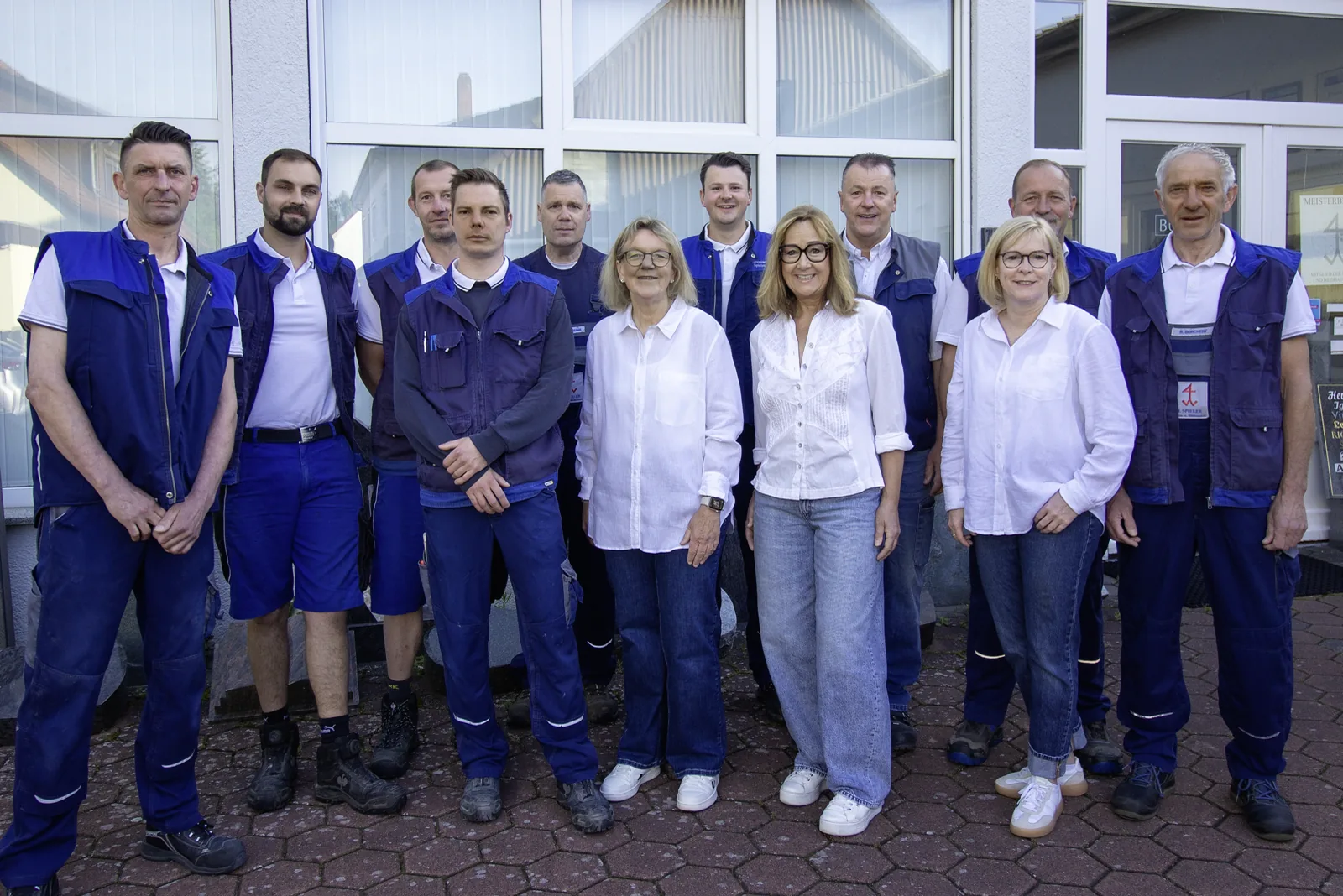 Teamfoto eines Unternehmens vor Ort